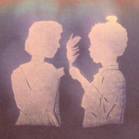 Monikulttuurinen kommunikointi edistyy vuorovaikutteisella, herkällä, hienovaraisella ja sensitiivisellä  toiminnalla. Valovärjätty väitöskirjan kansilehti. Design, toteutus ja kuva: Eeva-Maija Lappalainen, 2005: Kulttuurisesti sensitiivinen opettajuus, käden, kielen ja kulttuurin oppimisen yhdistäminen maahanmuuttajien koulutuksessa ja opettajan kasvupolulla. Akateeminen väitöskirja. Oulun yliopisto. Saarijärvi: Gummerus. 1–3 painokset.