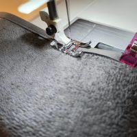 Ompele vinonauhan päältä, parin millimetrin päästä vinonauhan avointa reunaa.