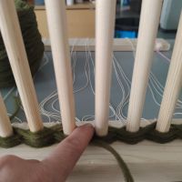 Kutoessa kannattaa painaa sormella aina edellisestä välistä ja kiristää kohtuullisesti sekä aina saman verran, että reunoista tulee tasaiset